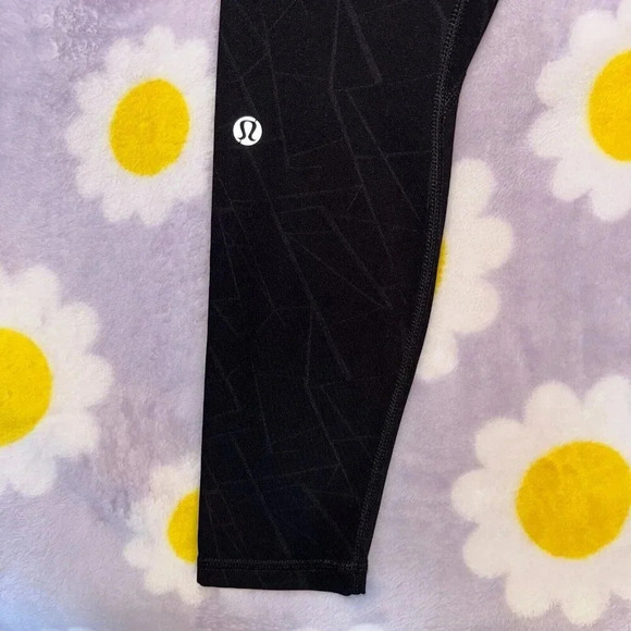 Lululemon Leggings Black on Black Geometric Print Women's Sz 4 Low Rise - Picture 4 of 7